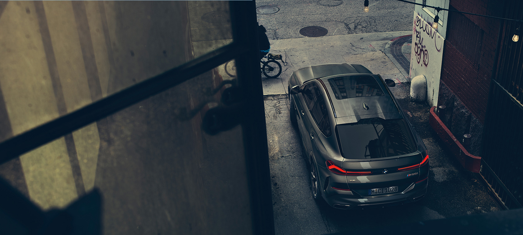 Imagine din spate cu BMW X6. Perspectivă de sus asupra părţii spate a BMW X6.