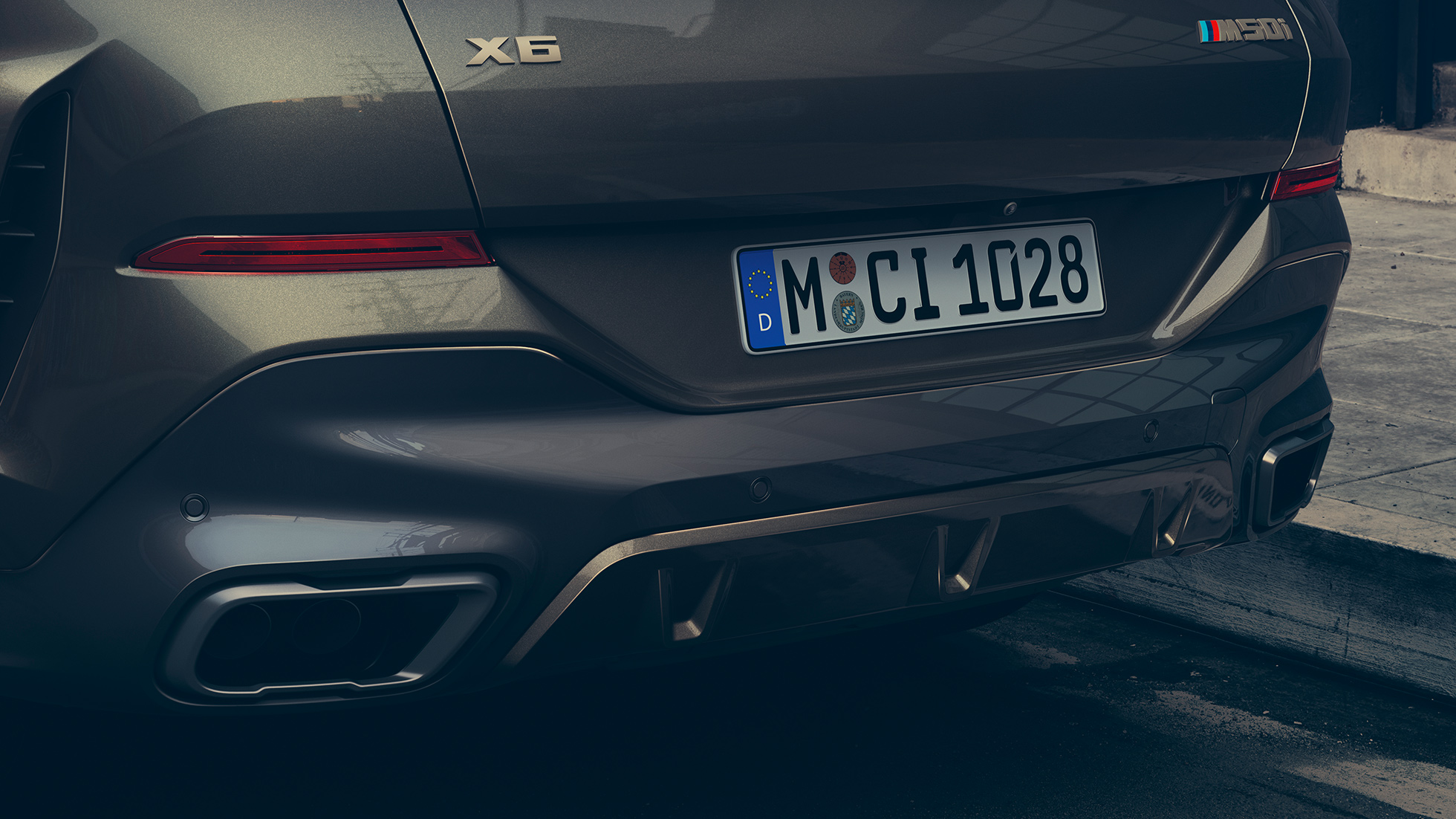 Sistemul de evacuare M Sport al BMW X6. Imagine în prim-plan cu sistemul de evacuare M Sport al BMW X6.