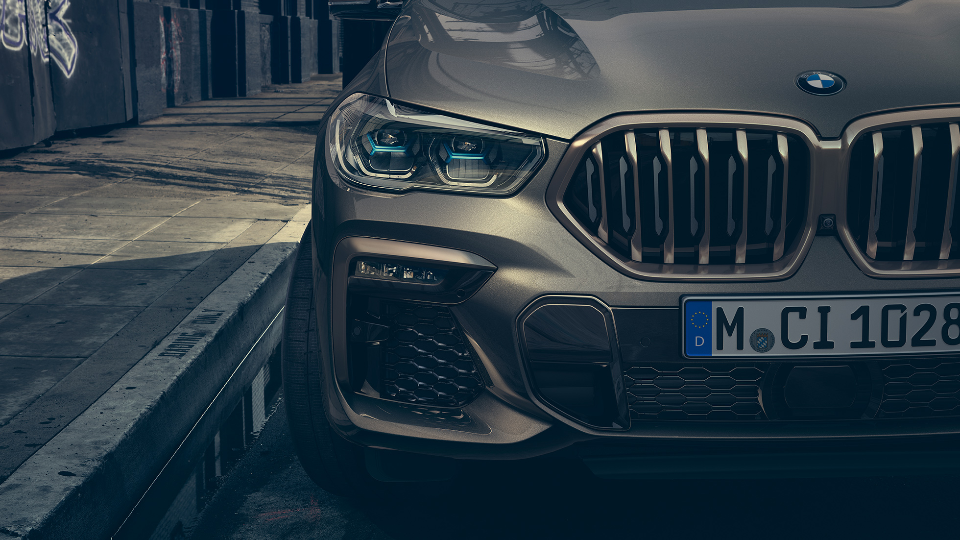 BMW Laserlight. Imagine în prim-plan cu farurile BMW Laserlight ale BMW X6.