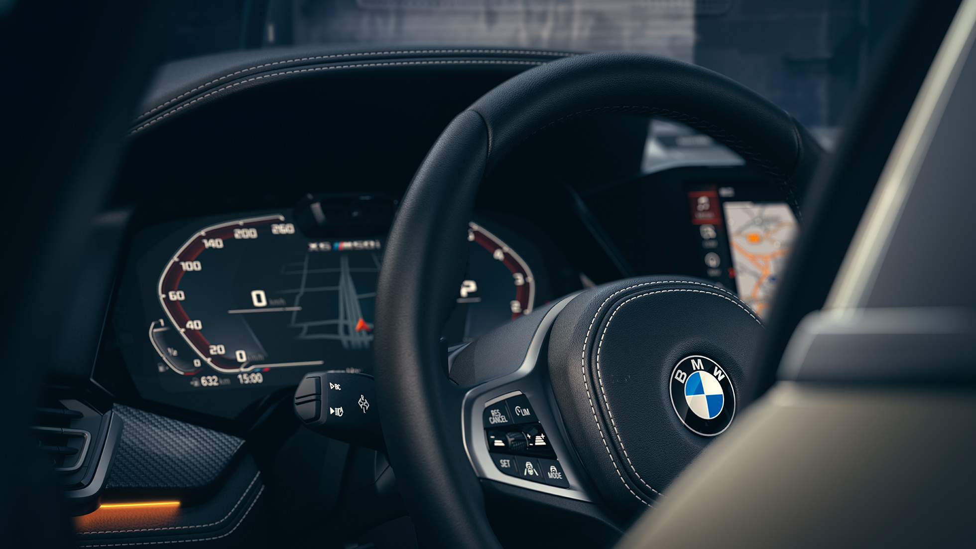 Sistemele BMW de asistare a conducătorului auto. Imagine în prim-plan cu interiorul BMW X6 cu panou de instrumente.