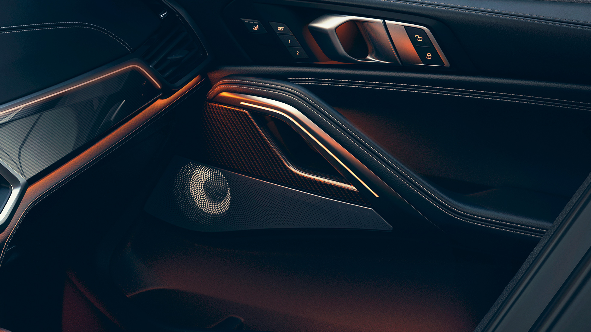 Difuzoarele BMW X6. Imagine în prim-plan din interiorul BMW cu difuzoare.