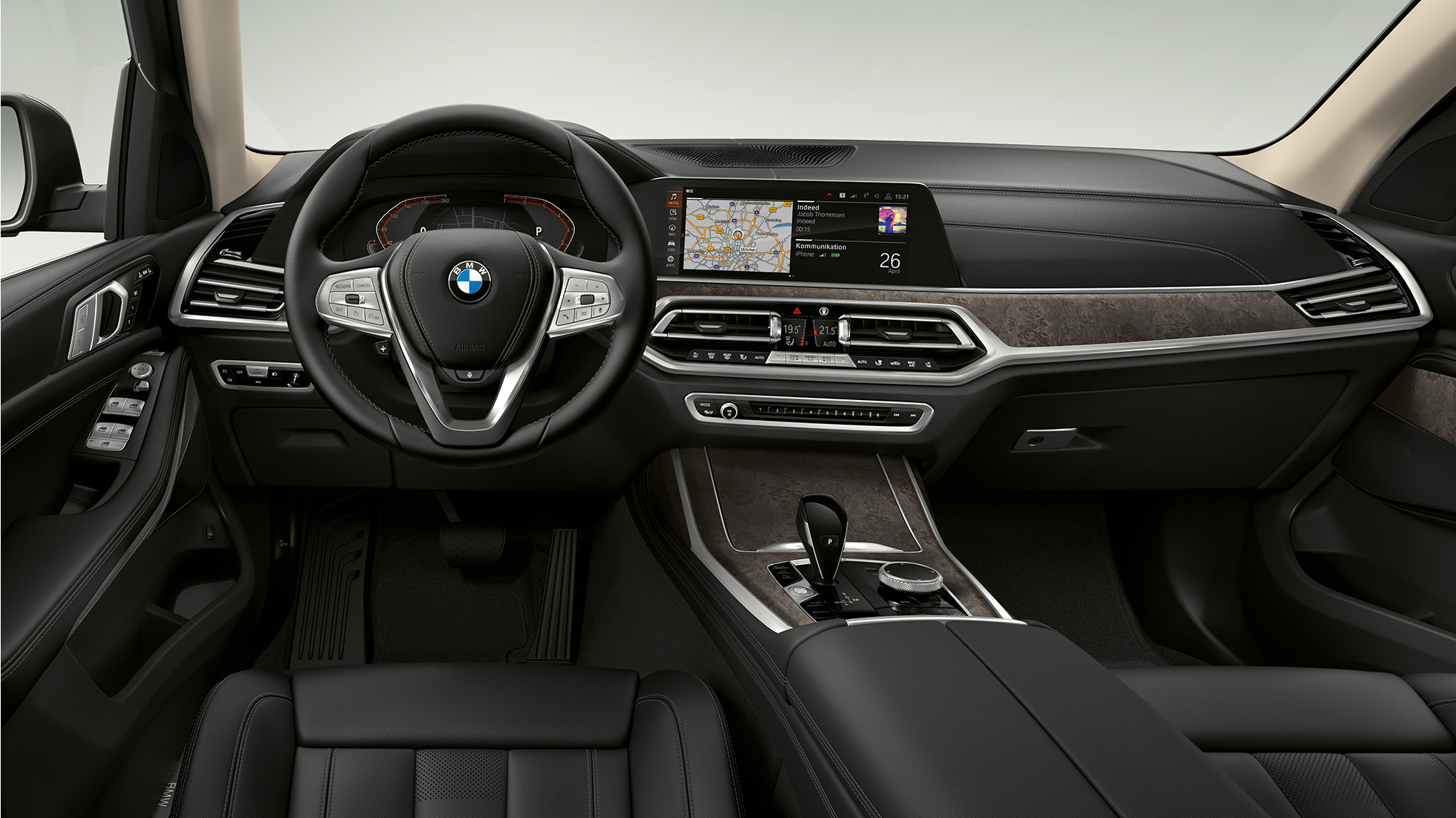 Habitaclul BMW X7 cu echipamente standard Imagine frontală în prim-plan cu partea de habitaclu a conducătorului auto din BMW X7 cu echipamente standard