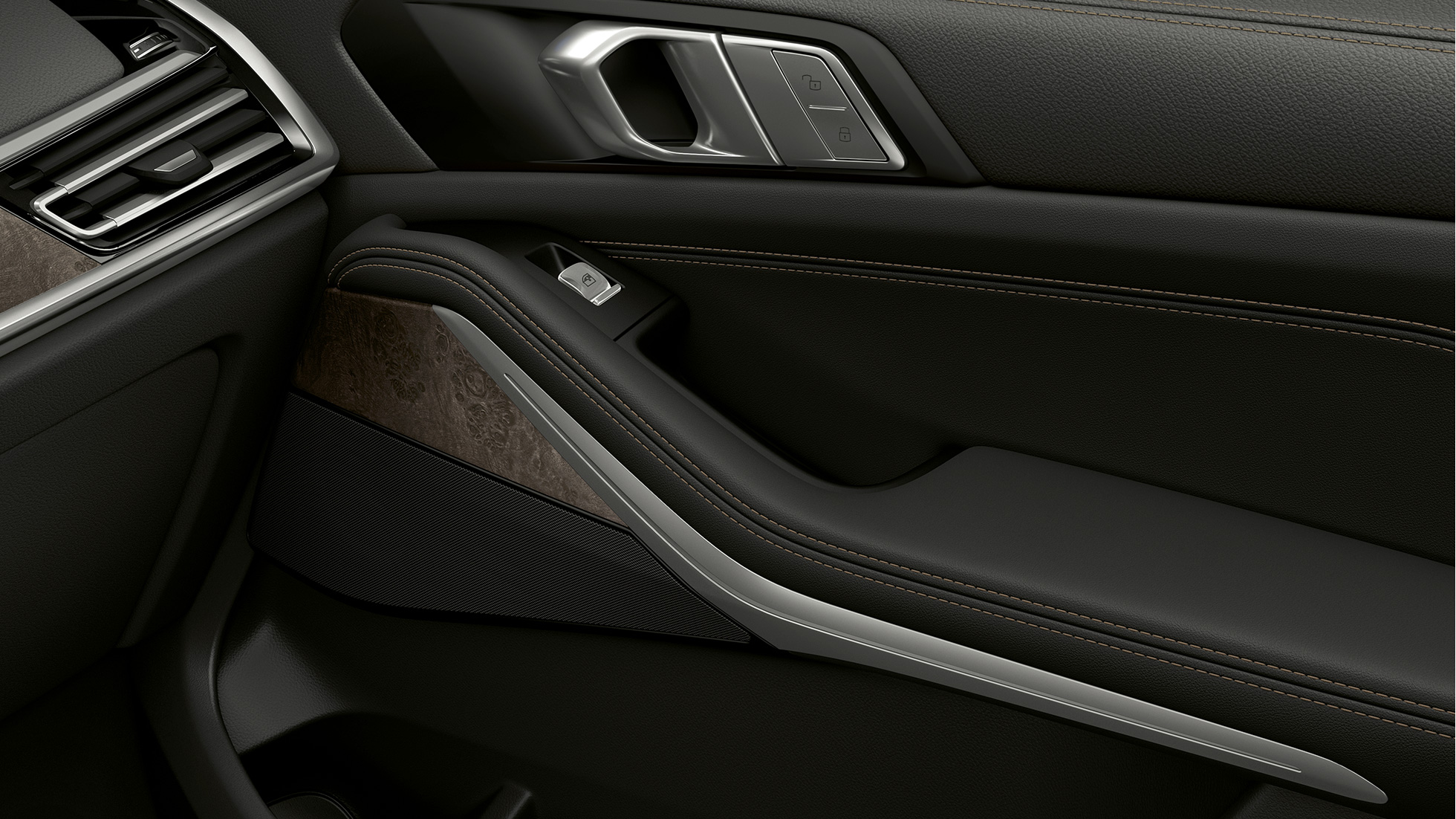 Partea interioară a portierei BMW X7 cu echipamente standard Imagine în prim-plan cu partea interioară a portierei BMW X7 cu echipamente standard