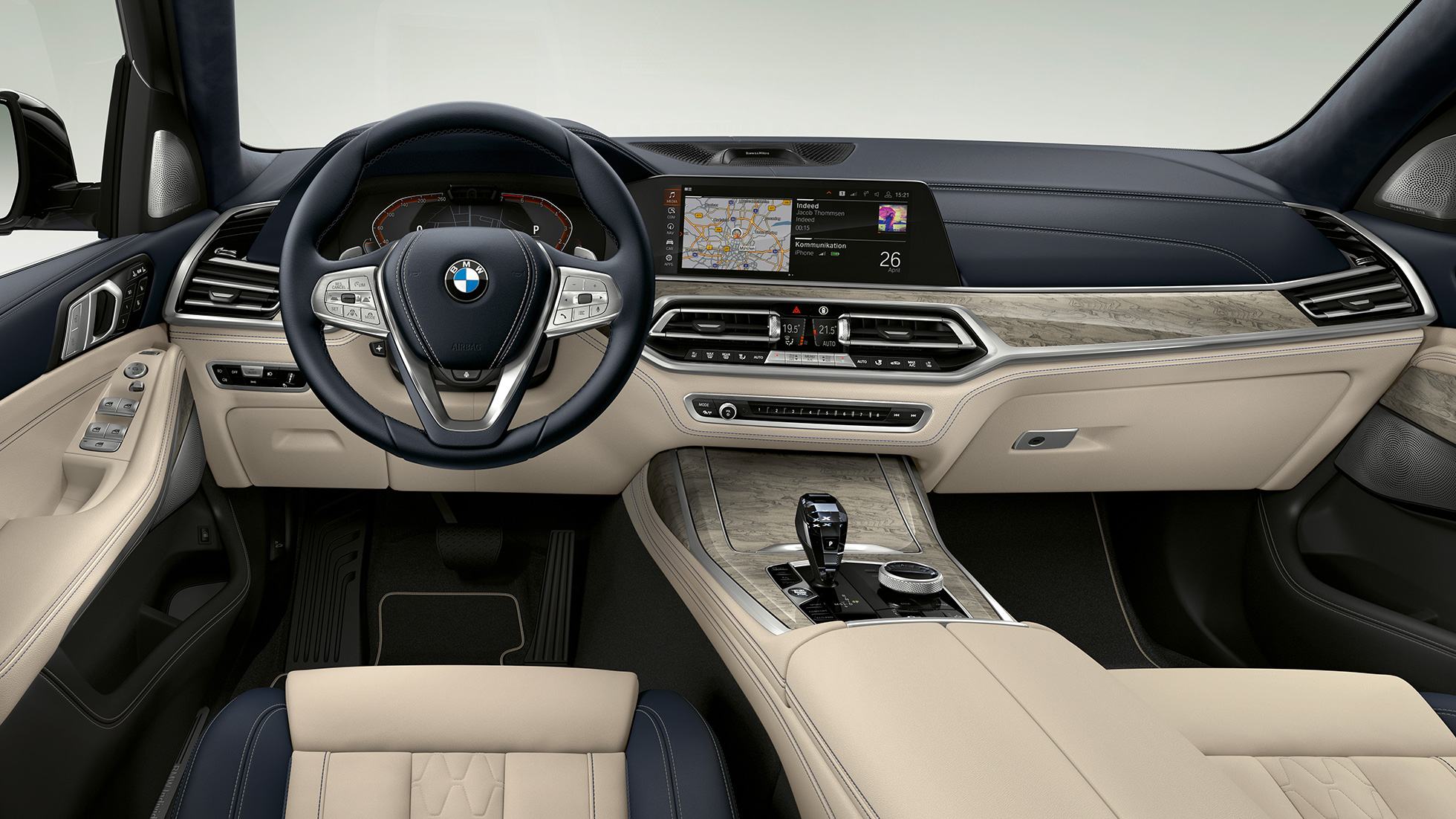Habitaclul BMW X7 cu pachetul Design Pure Excellence Imagine frontală în prim-plan cu partea de habitaclu a conducătorului auto din BMW X7 cu echipamentele pachetului Design Pure Excellence