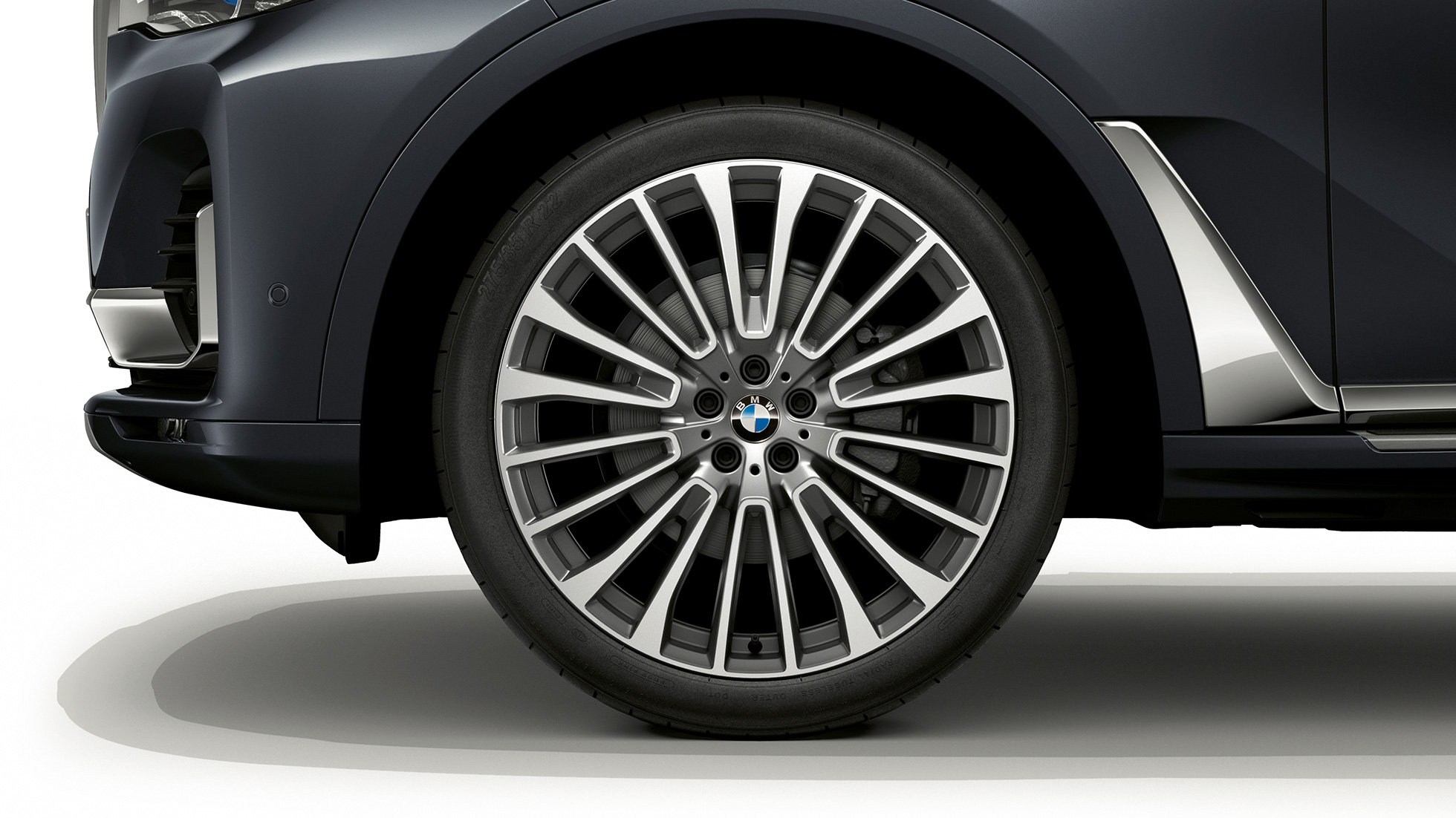 Jantele din aliaj uşor ale BMW X7 cu pachetul Design Pure Excellence Imagine în prim-plan cu jantele din aliaj uşor ale BMW X7 cu pachetul Design Pure Excellence