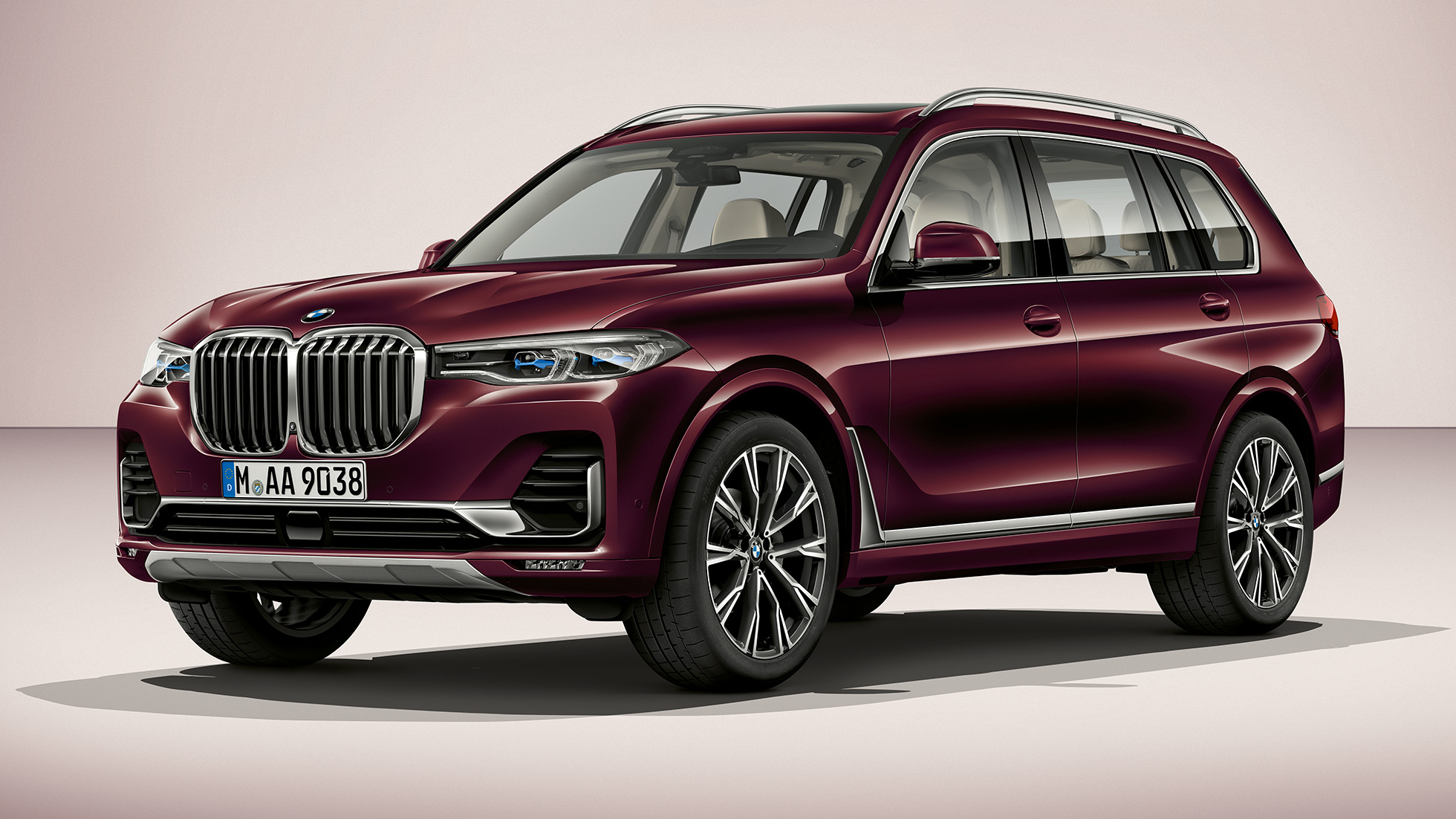 Pachetul M Sport al BMW X7 Imagine din studio cu trei sferturi din partea frontală a BMW X7 cu pachet M Sport