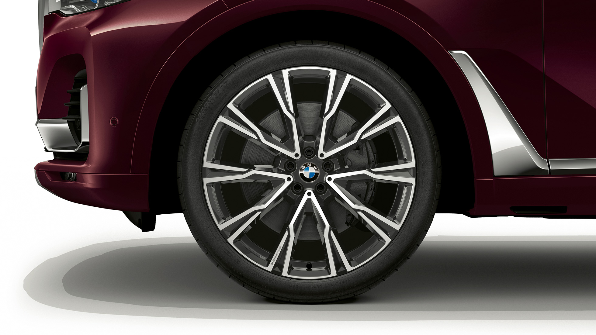 Jantele din aliaj uşor ale BMW X7 cu pachetul M Sport Imagine în prim-plan cu jantele din aliaj uşor ale BMW X7 cu pachetul M Sport