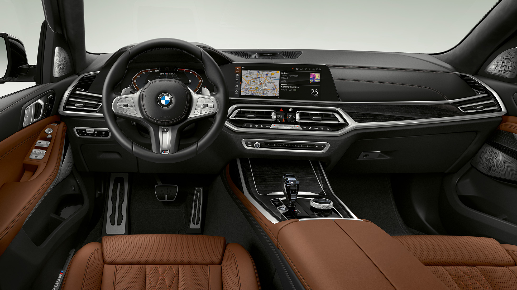Habitaclul BMW X7 model BMW X7 M50d Imagine frontală în prim-plan cu partea de habitaclu a conducătorului auto din BMW X7 cu echipamentele modelului BMW X7 M50d