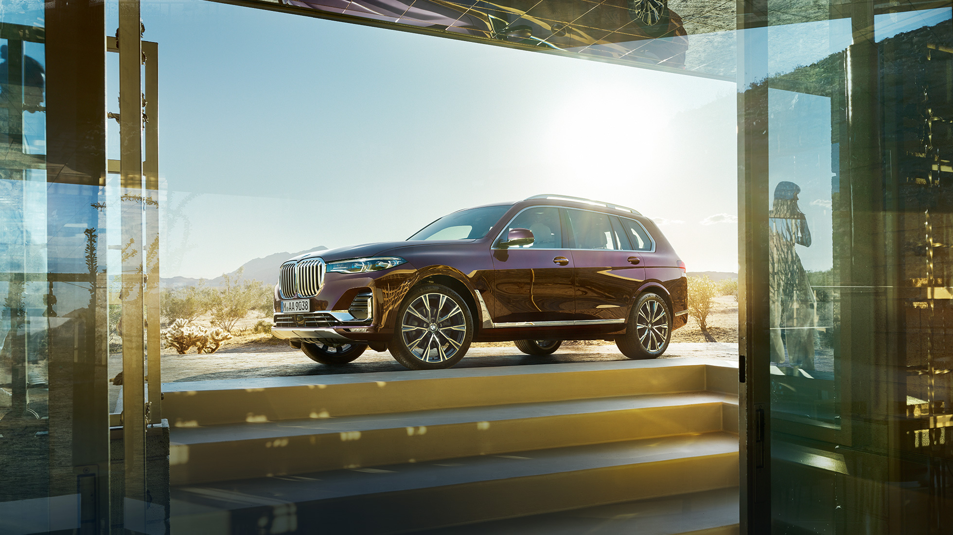 Perspectivă laterală asupra BMW Individual X7 40i xDrive Perspectivă laterală asupra BMW X7 în Ametrin metalizat, staţionând
