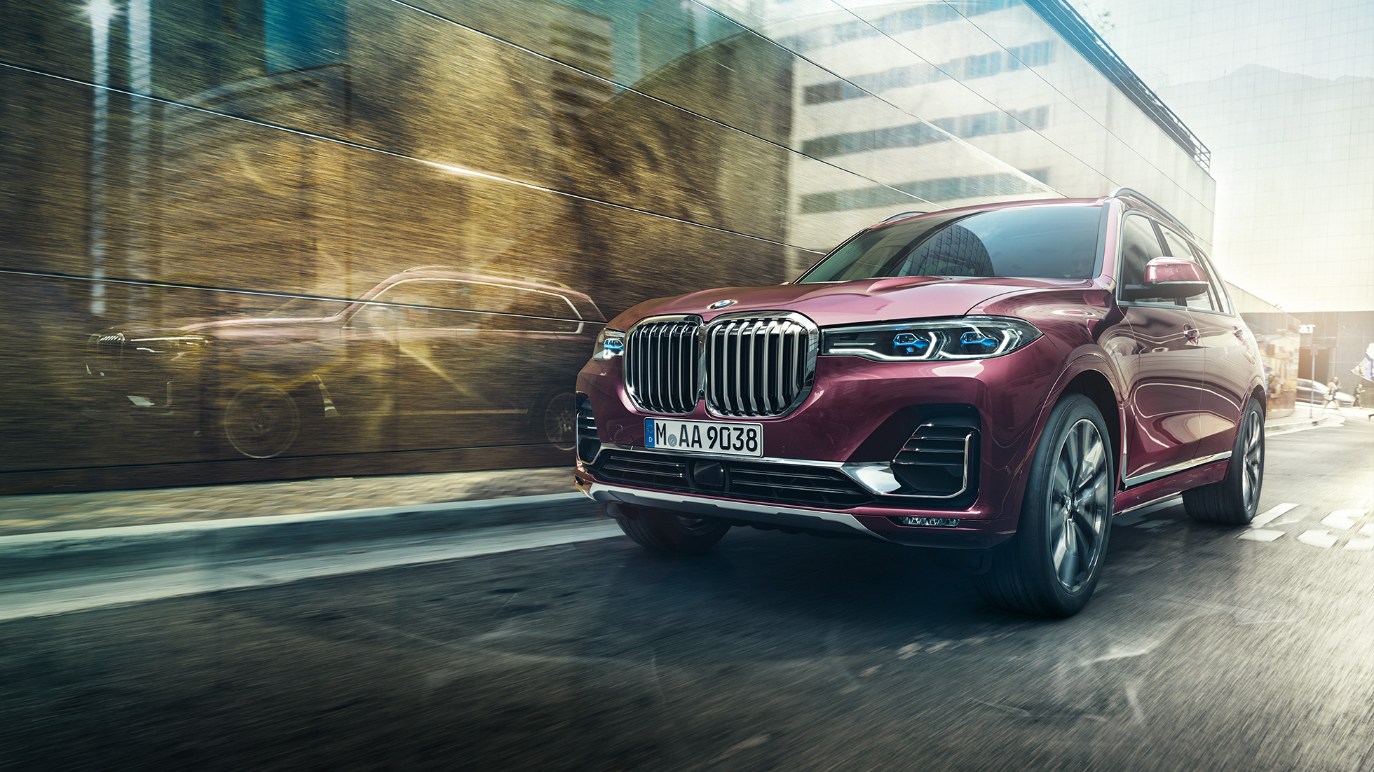 Imagine cu trei sferturi din partea frontală a BMW Individual X7 40i xDrive Imagine cu trei sferturi din partea frontală a BMW X7 în Ametrin metalizat, rulând