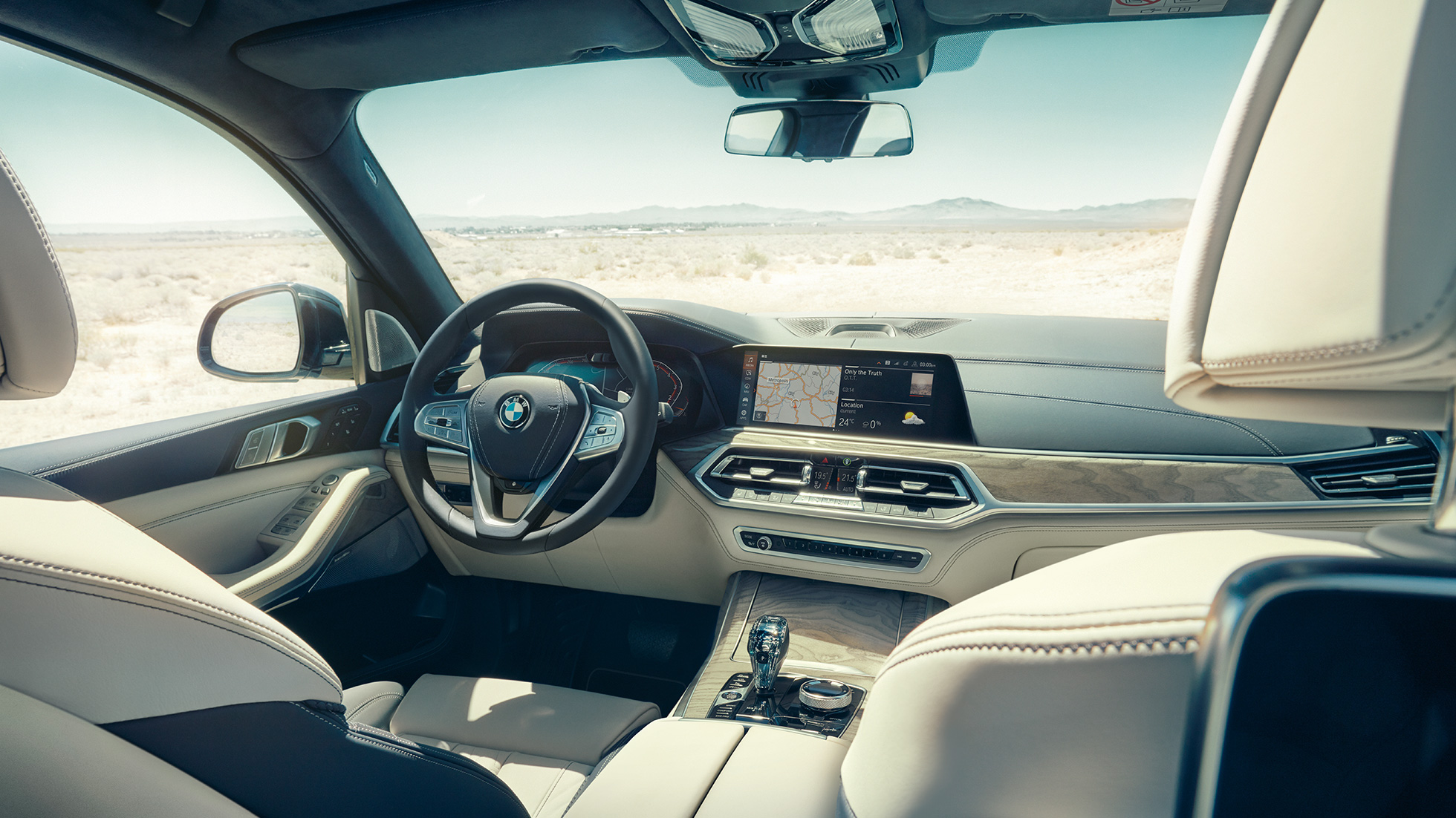 Habitaclu BMW Live Professional Habitaclu BMW Live Professional: imagine din spate cu primul rând de scaune cu perspectivă asupra volanului şi a panoului de instrumente