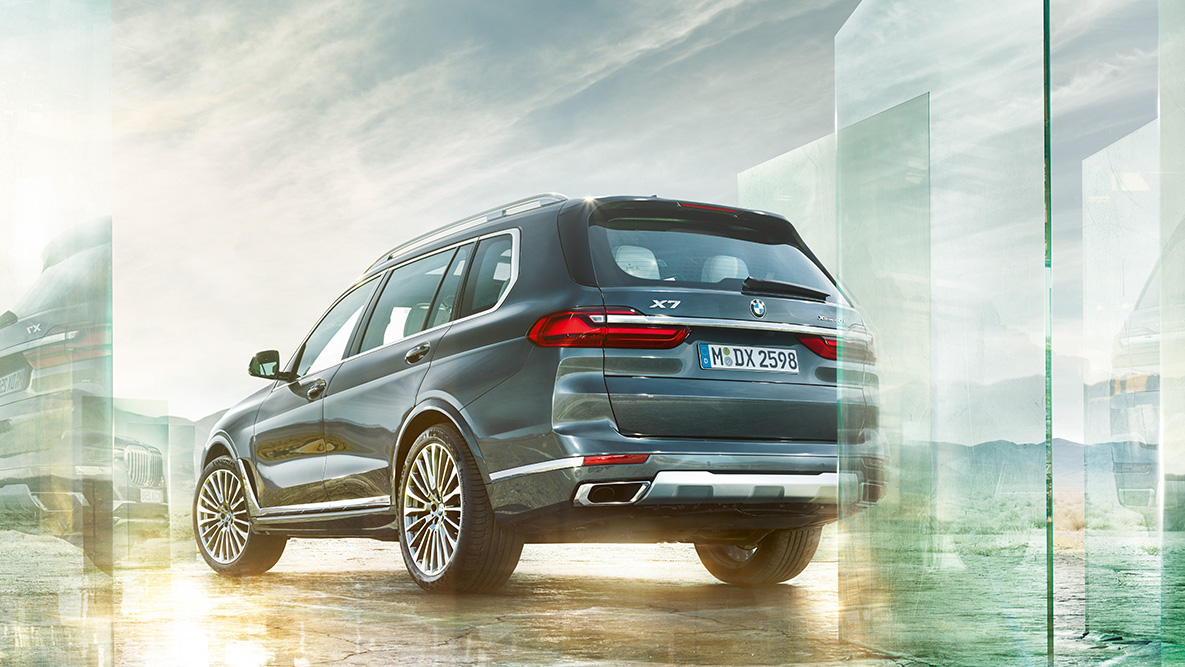 Dinamica de condus şi confortul BMW X7 Imagine cu trei sferturi din partea spate a BMW X7 în faţa unui fundal abstract