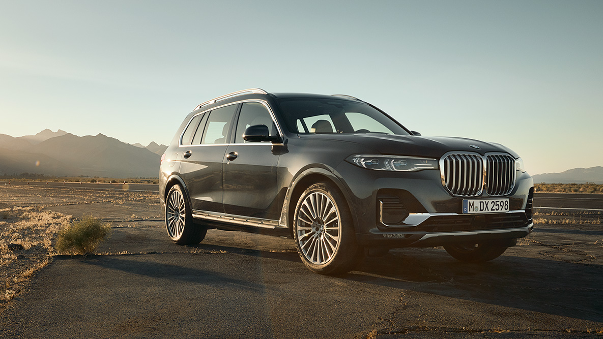 „Executive Drive Pro” „Executive Drive Pro”: imagine cu trei sferturi din partea frontală a unui BMW X7 rulând