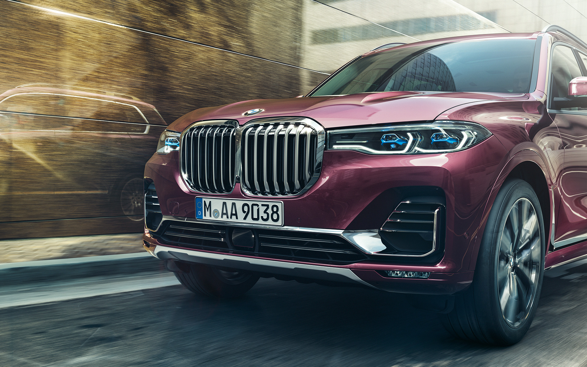 Imagine cu trei sferturi din partea frontală a modelului BMW X7 G07 2018 Ametrine Individual, cu xDrive40i, rulând Imagine cu trei sferturi din partea frontală a modelului BMW X7 G07 2018 Ametrine Individual, cu xDrive40i, rulând