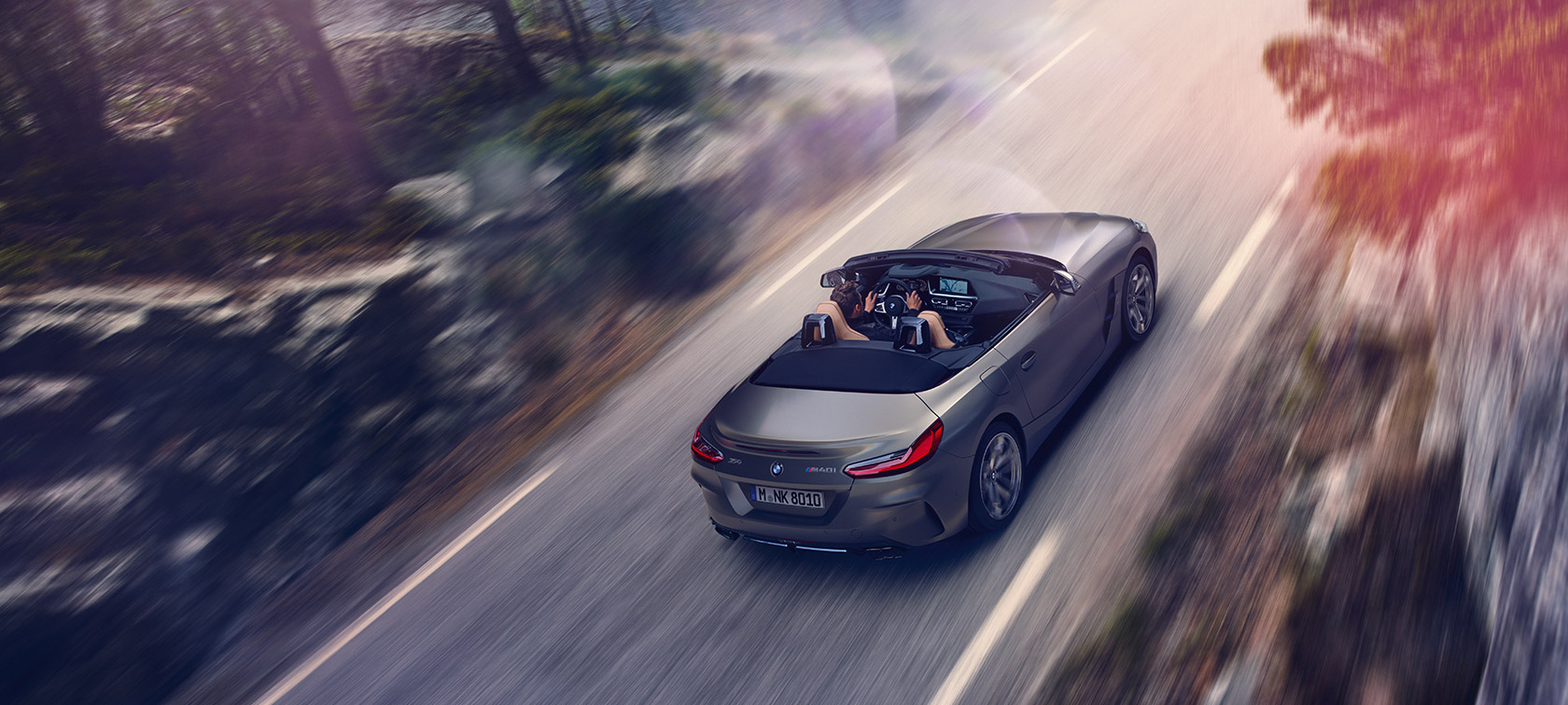 Perspectivă de sus asupra unui BMW Z4 Roadster gri Perspectivă de sus asupra unui BMW Z4 Roadster gri în mişcare