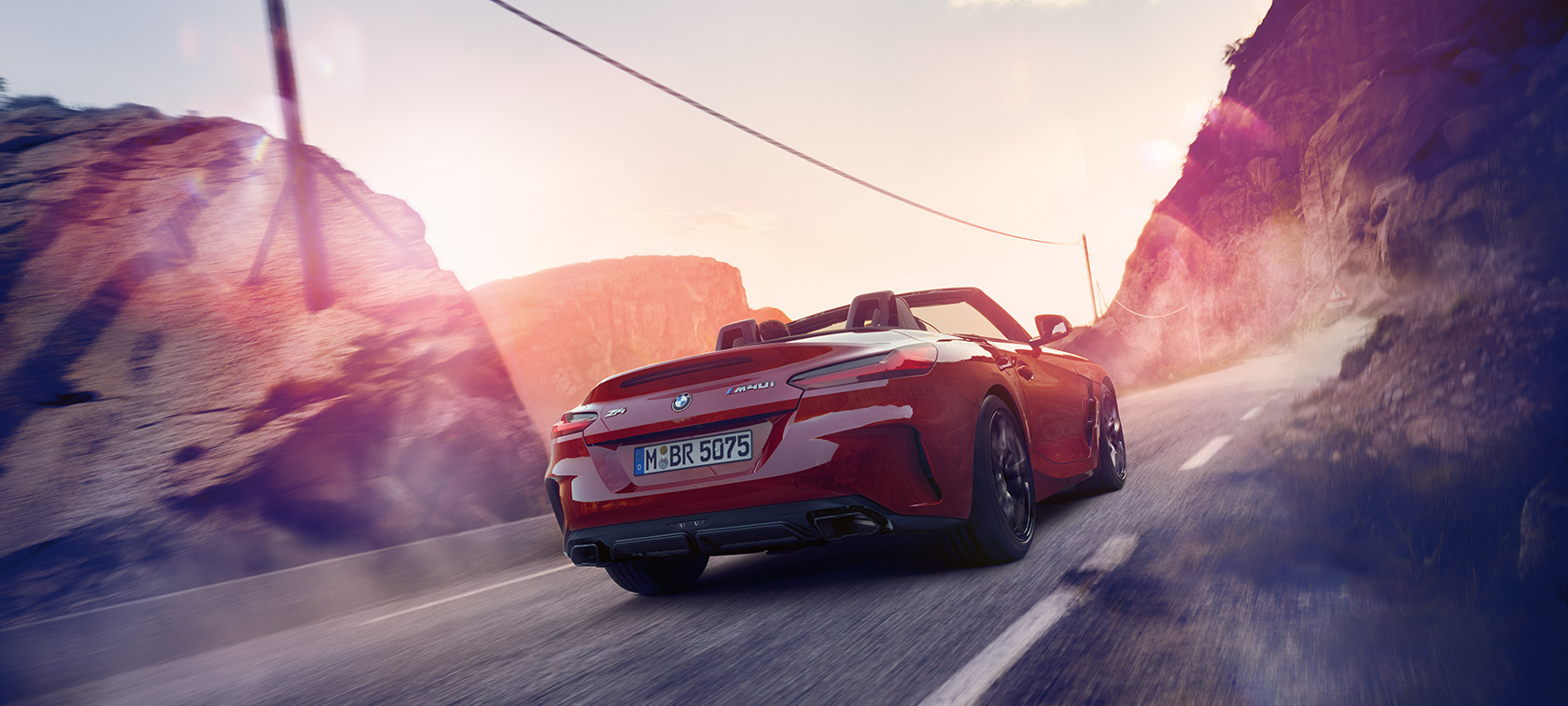 Imagine cu BMW Z4 Roadster rulând printre munţi Imagine cu BMW Z4 Roadster rulând printre munţi