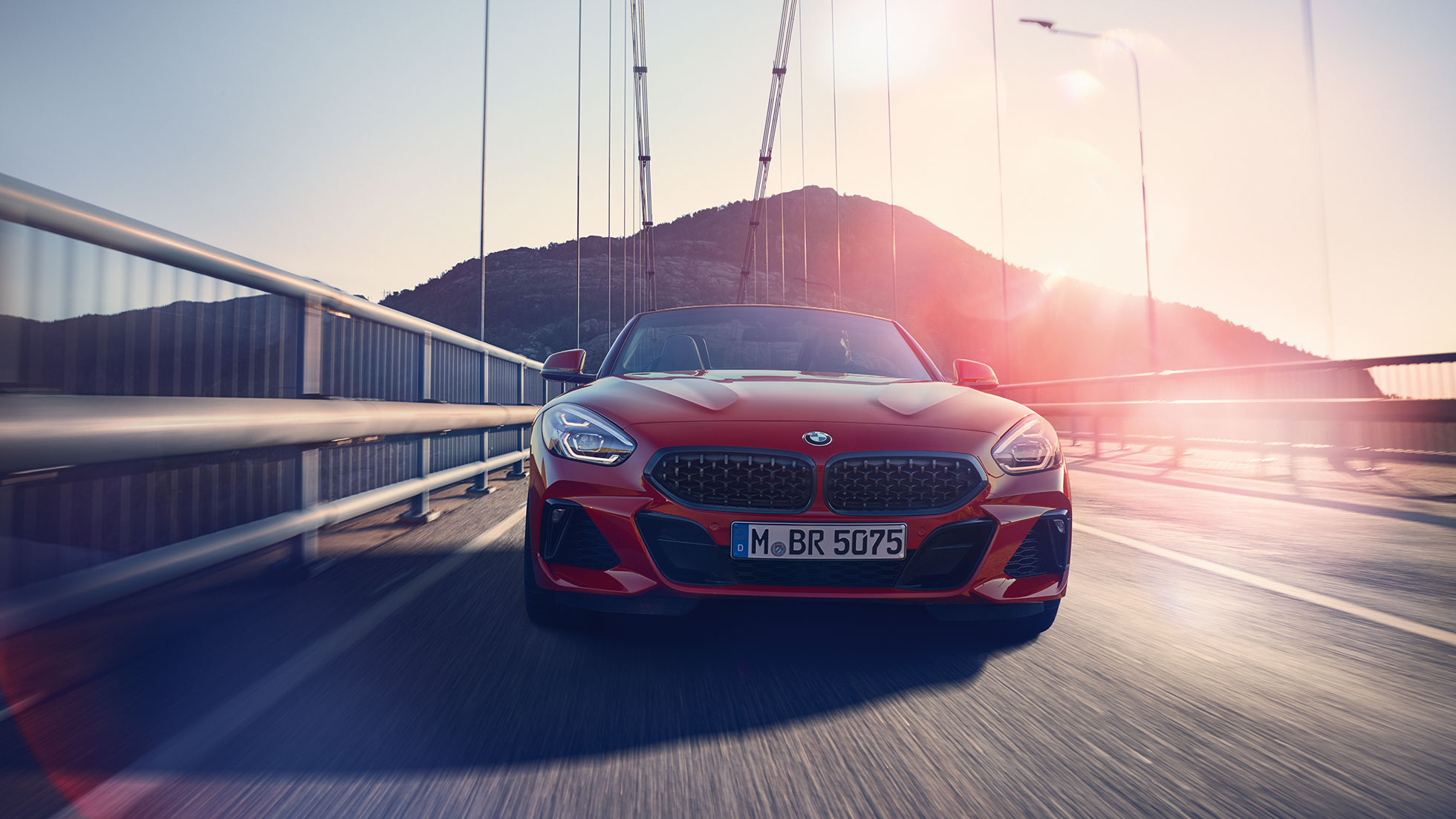 BMW Z4 Roadster pe un pod Imagine din faţă cu BMW Z4 Roadster pe un pod