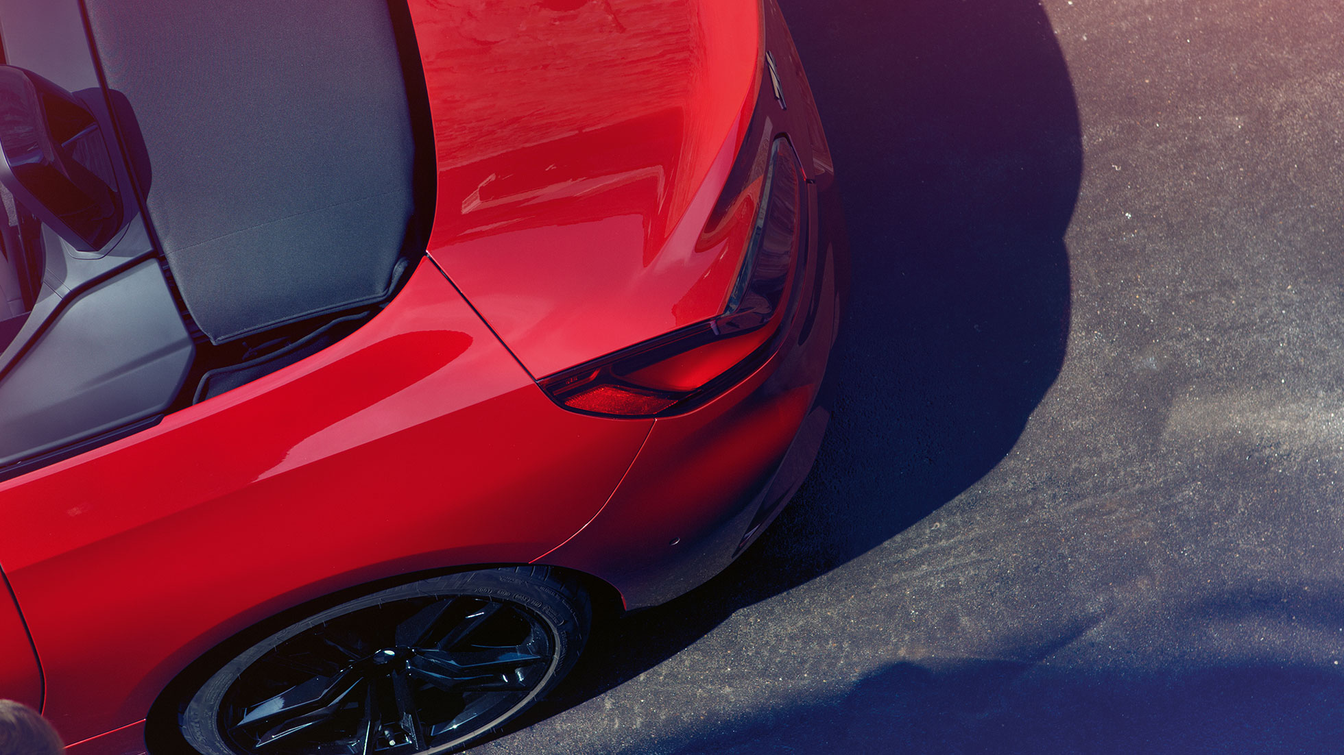 Partea spate şi roata spate ale BMW Z4 Roadster Imagine de sus cu partea spate şi roata spate ale BMW Z4 Roadster