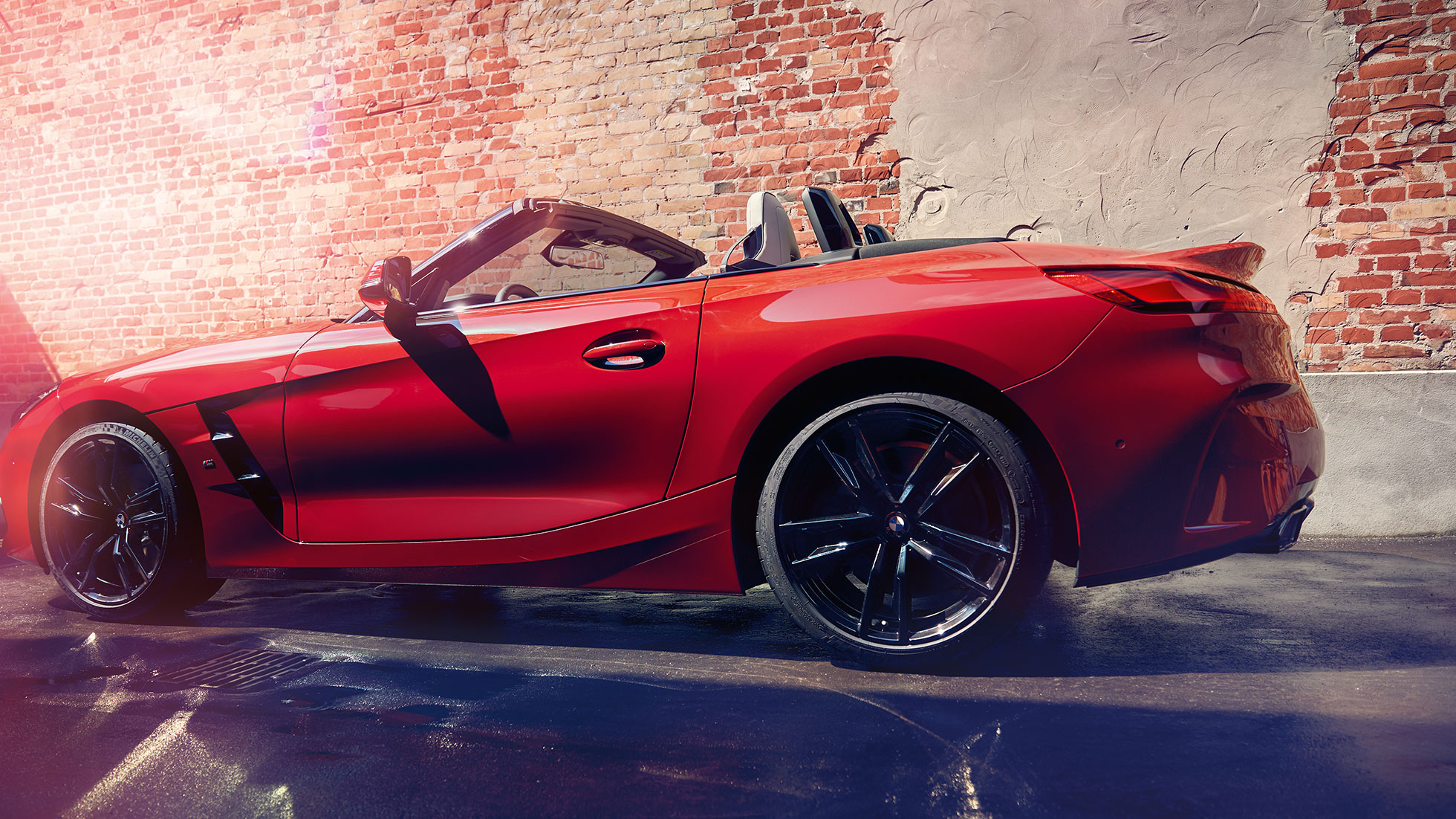 Imagine din lateral cu BMW Z4 Roadster Imagine din lateral cu BMW Z4 Roadster în faţa unui perete din cărămidă