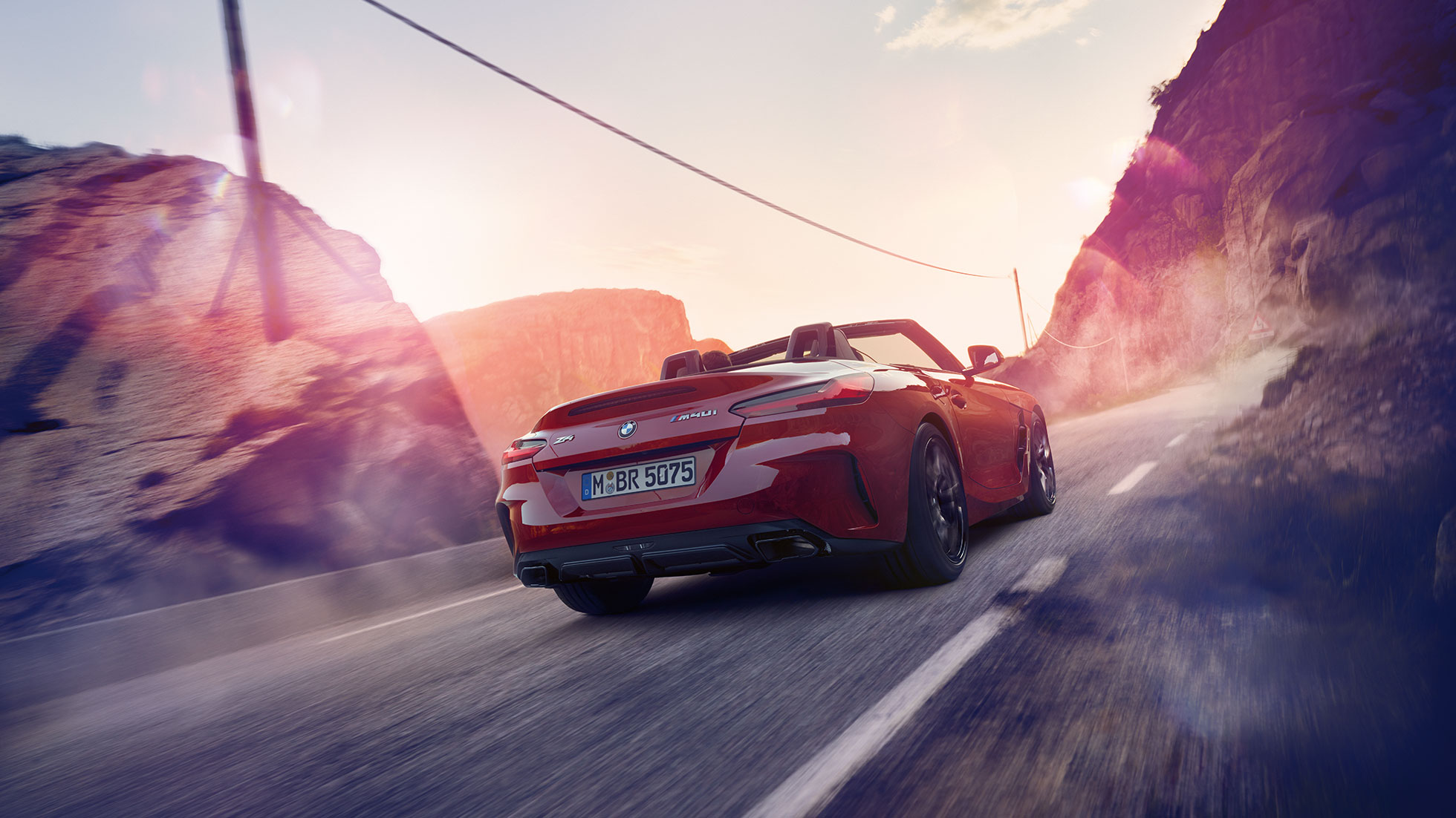 Imagine din spate cu BMW Z4 Roadster Imagine din spate cu BMW Z4 Roadster pe un drum de ţară