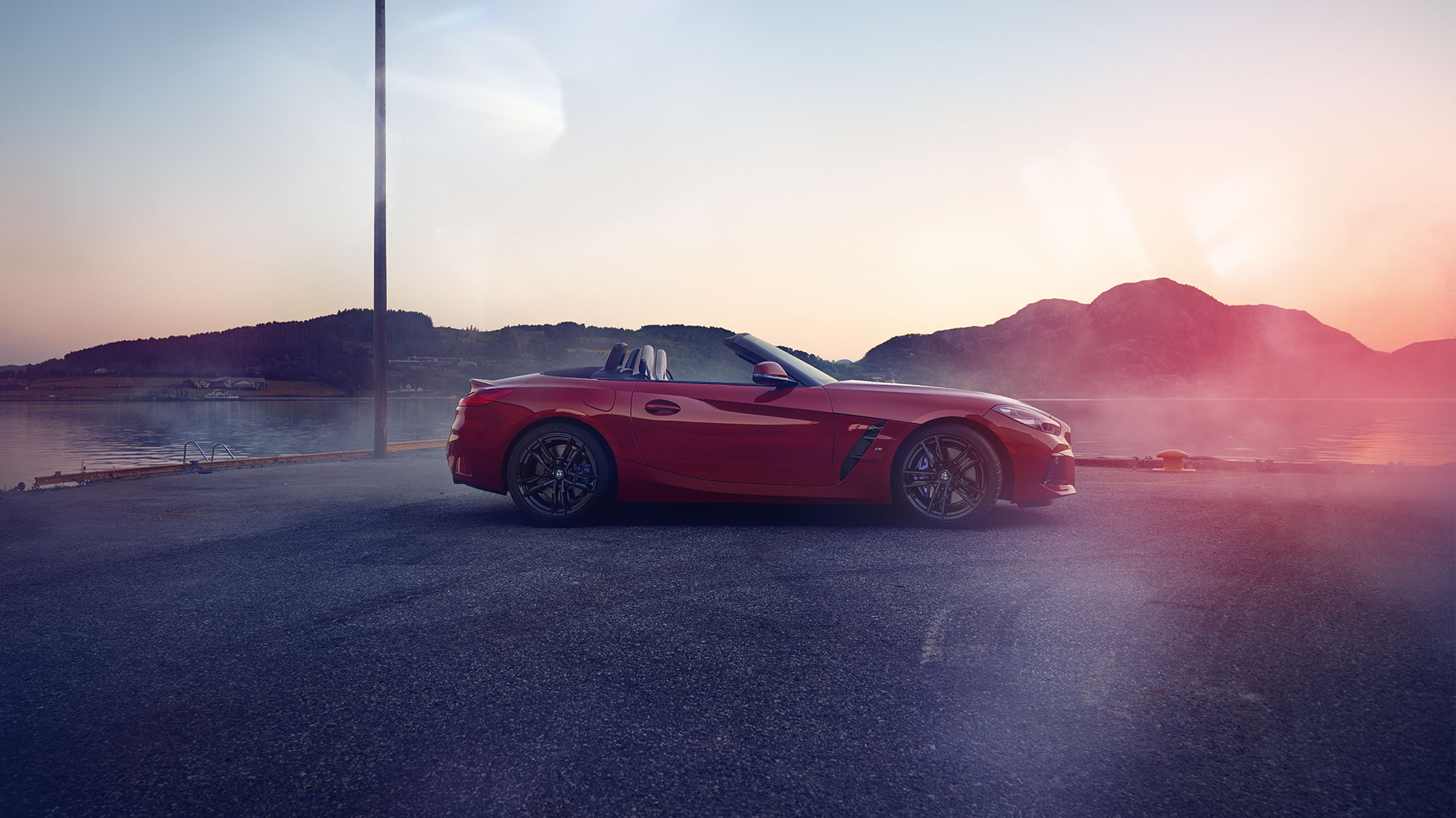 Imagine din lateral cu BMW Z4 Roadster Imagine din lateral cu BMW Z4 Roadster în faţa unui peisaj montan