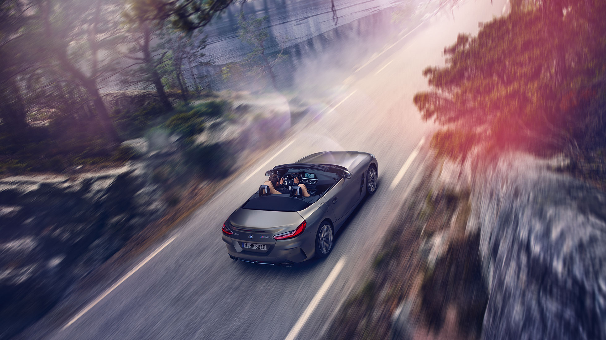 Imagine de sus cu BMW Z4 Roadster Imagine de sus cu BMW Z4 Roadster gri în mişcare