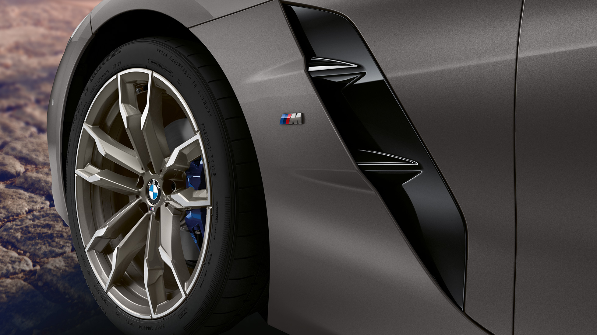 Roata din faţă a BMW Z4 Roadster Roata din faţă a unui BMW Z4 Roadster gri