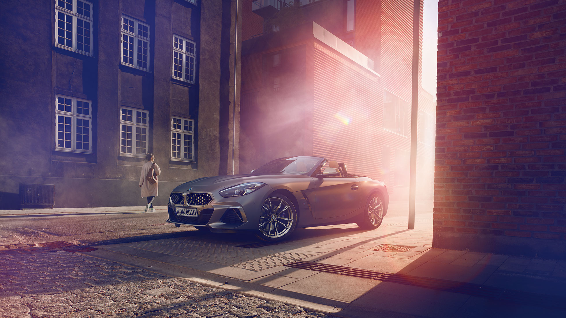 BMW Z4 Roadster pe stradă BMW Z4 Roadster gri pe o stradă în faţa unei case