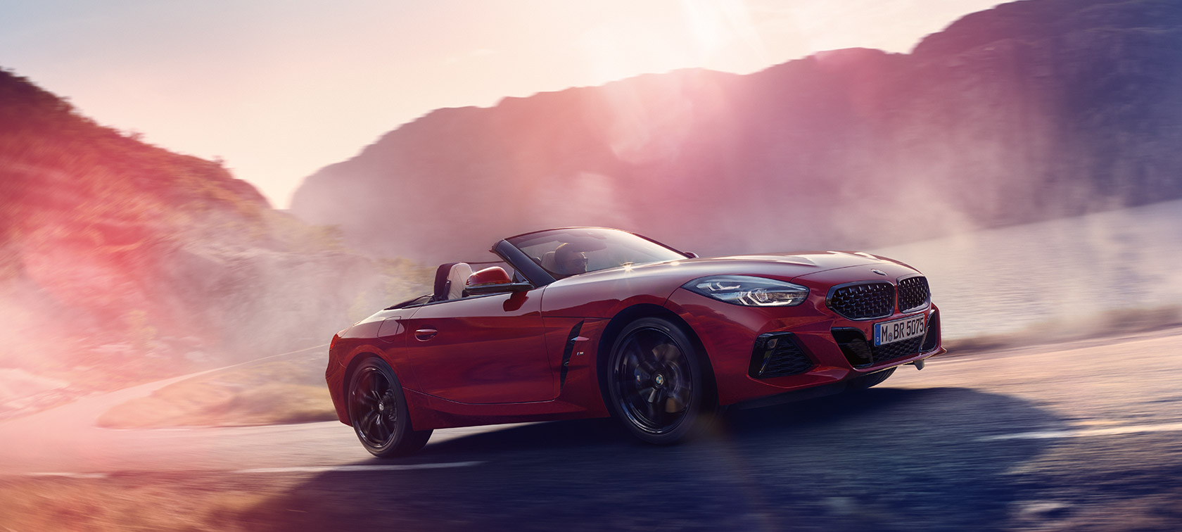 BMW Z4 Roadster în mişcare BMW Z4 Roadster urcând un deal