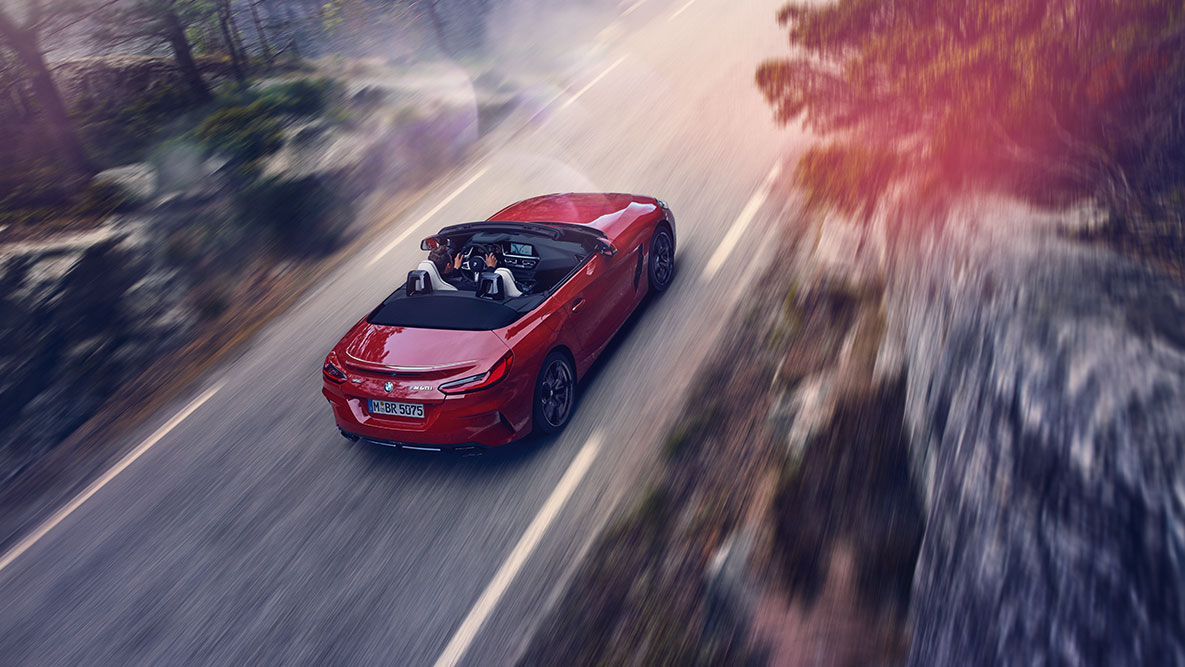 Imagine cu BMW Z4 Roadster rulând Imagine de sus cu BMW Z4 Roadster în mişcare