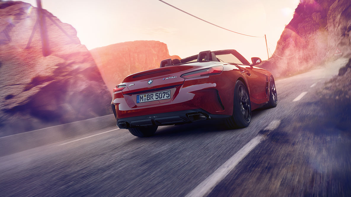 Partea spate a BMW Z4 Roadster Imagine din spate cu BMW Z4 rulând
