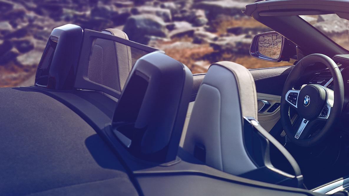 Scaunele faţă ale BMW Z4 Roadster Imagine cu scaunele faţă ale BMW Z4 Roadster şi top-ul deschis