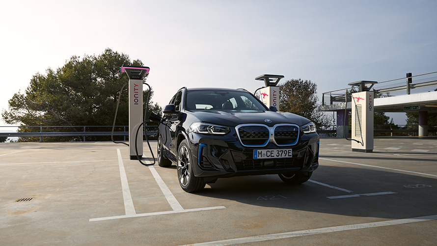 BMW Charging Vânzări speciale BMW Hub de sustenabilitate Mediul înconjurător Vânzări speciale BMW Hub de sustenabilitate Mediul înconjurător BMW Charging Automobil BMW staţionând la o staţie de încărcare