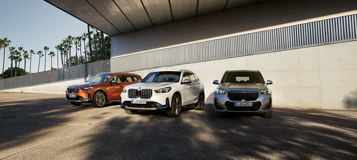 Portofoliu de produse Vânzări speciale BMW Hub de sustenabilitate Mediul înconjurător Vânzări speciale BMW Hub de sustenabilitate Mediul înconjurător Portofoliu de produse Trei automobile BMW staţionând una lângă alta într-un pasaj