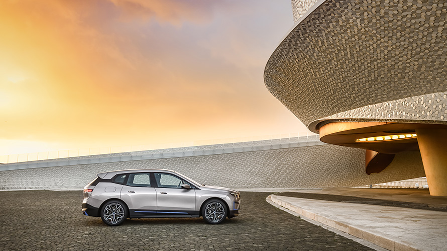 Obiective 2025 Vânzări speciale BMW Hub de sustenabilitate Prezentare generală Vânzări speciale BMW Hub de sustenabilitate Prezentare generală Obiective 2025 Imagine din partea laterală a unui automobil BMW care staţionează