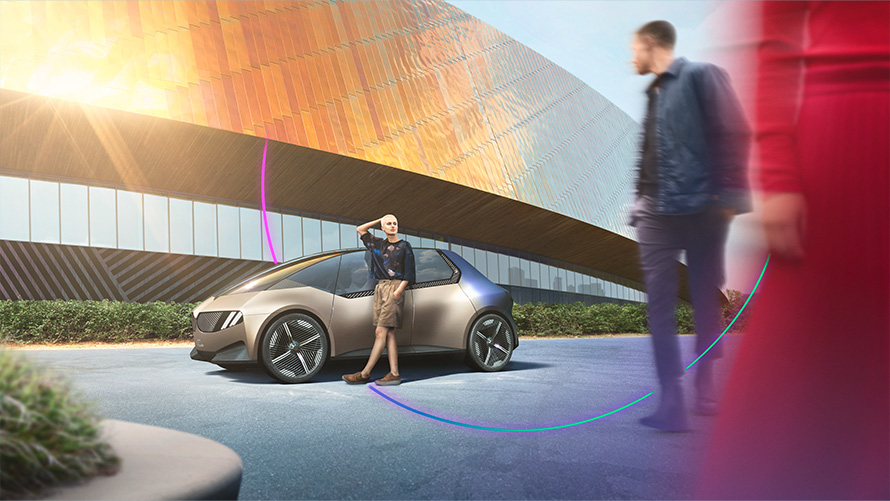 Obiective 2050 Vânzări speciale BMW Hub de sustenabilitate Prezentare generală Vânzări speciale BMW Hub de sustenabilitate Prezentare generală Obiective 2050 Bărbat şi femeie în faţa unui automobil concept BMW