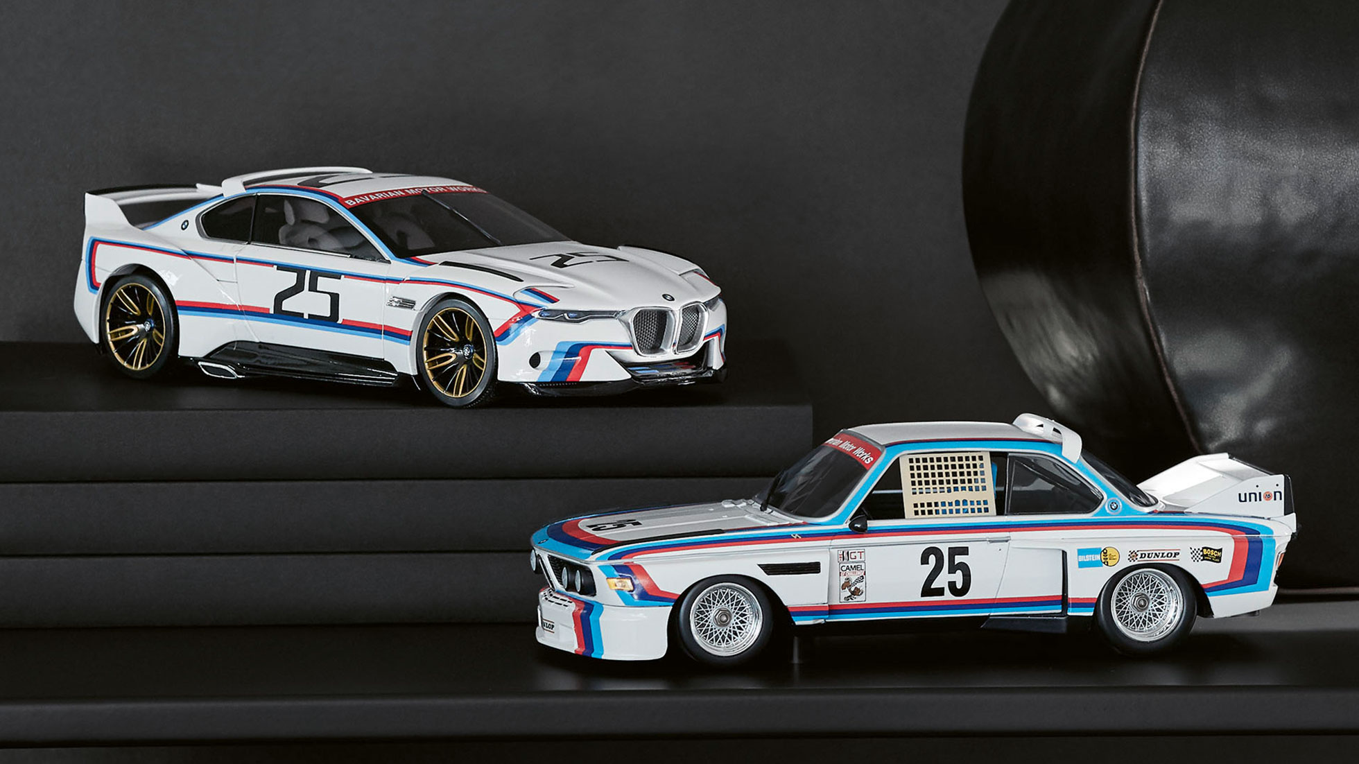 Miniaturi BMW. Imaginea arată două miniaturi BMW.