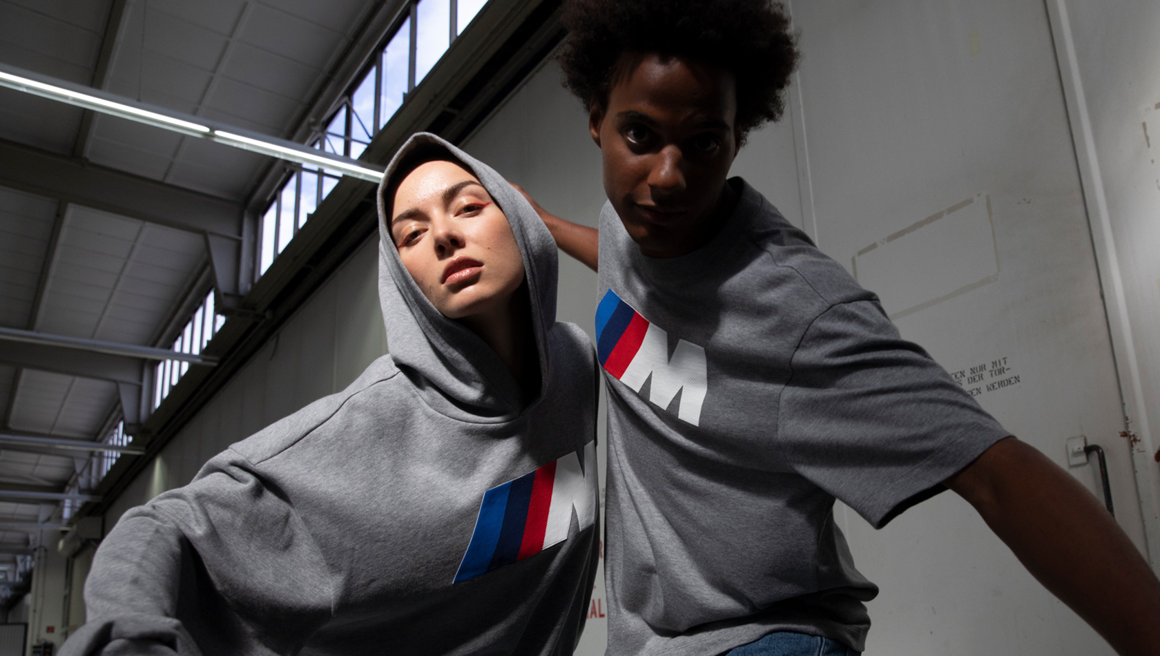 BMW Lifestyle Lookbook 2023, hanorac BMW M cu logo unisex şi tricou BMW M cu logo unisex BMW Lifestyle Lookbook, hanorac BMW M cu logo unisex şi tricou BMW M cu logo unisex
