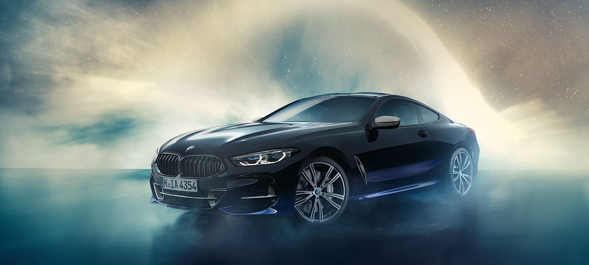 Imagine cu trei sferturi din partea frontală a BMW Individual M850i NIGHT SKY Imagine cu trei sferturi din partea frontală a BMW Individual M850i NIGHT SKY staţionând