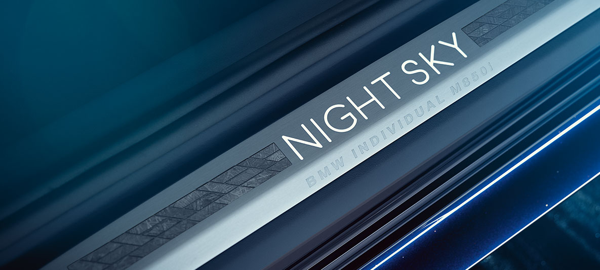 Pragurile portierelor BMW Individual M850i NIGHT SKY Imagine în prim-plan cu pragurile portierelor cu design din mozaic ale BMW Individual NIGHT SKY