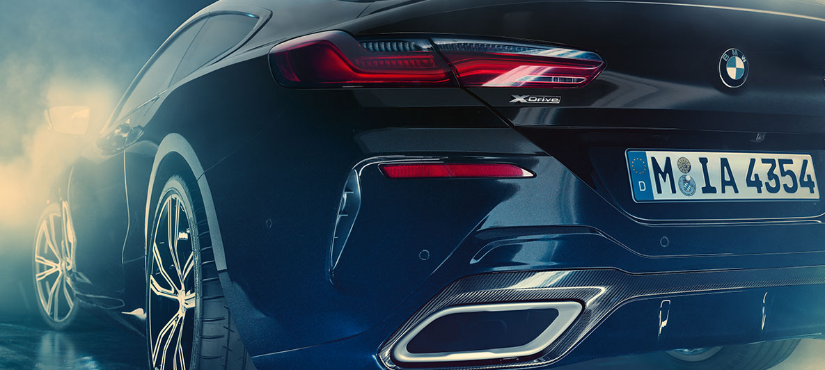 Imagine cu trei sferturi din partea spate a BMW Individual M850i NIGHT SKY Imagine în prim-plan cu scaunele sport BMW Individual ale BMW Individual M850i NIGHT SKY