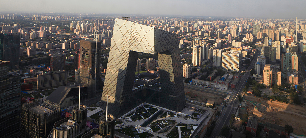 Rem Koolhaas: sediul central al televiziunii naţionale din China Rem Koolhaas: perspectivă laterală de sus asupra sediului central al televiziunii naţionale din China