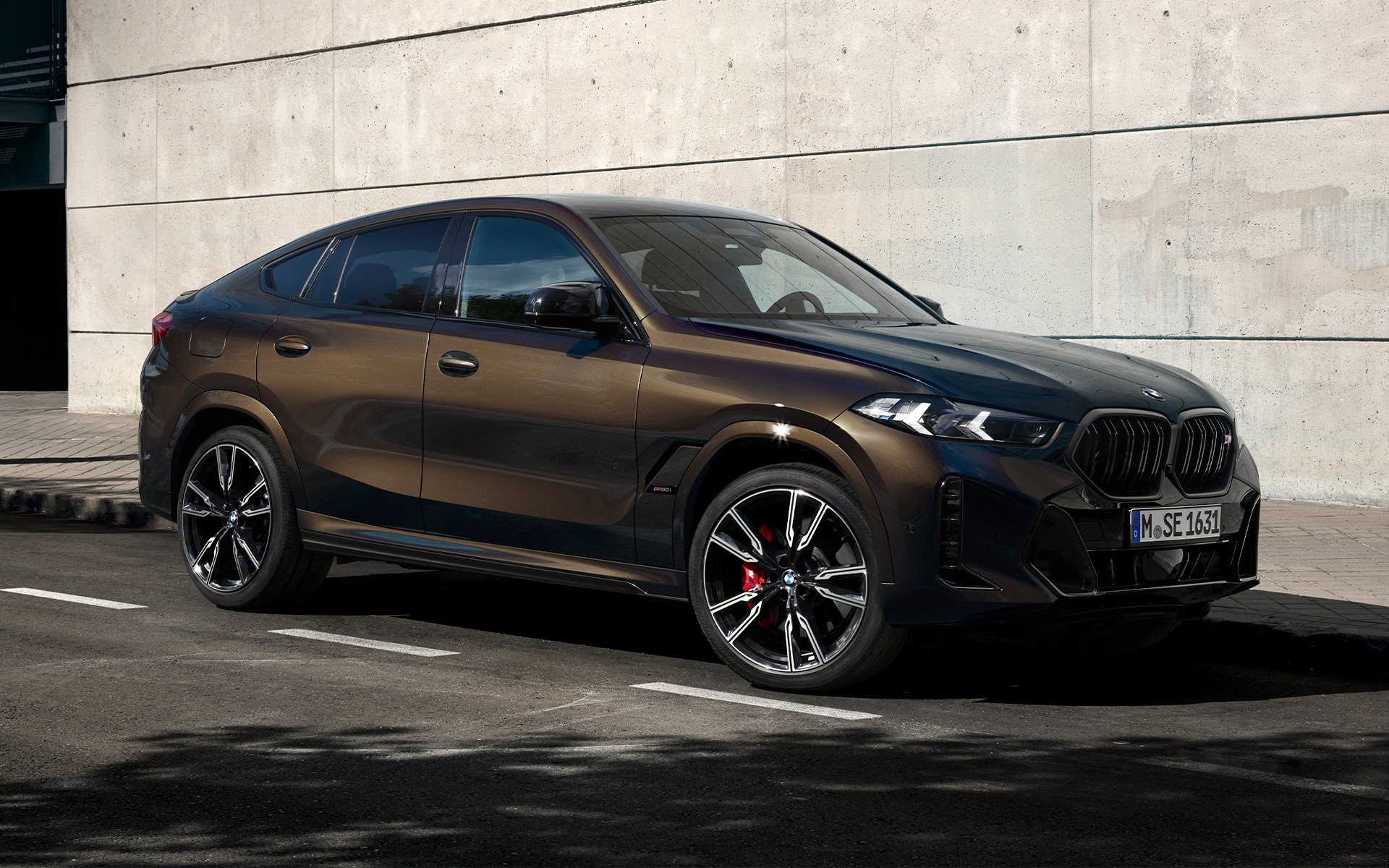 BMW X6 M60i în BMW Individual Maro Pyrite