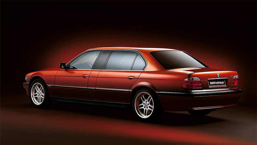 Imagine cu trei sferturi din partea din spate a BMW Individual 750iLA L7 Karl Lagerfeld E32 1992