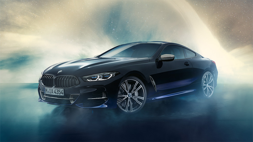 Imagine cu trei sferturi din partea frontală a BMW Individual M850i NIGHT SKY G15 2019, &icirc;n faţa unei ploi de meteoriţi