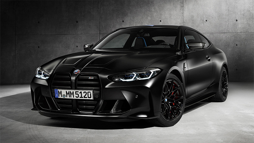 Imagine cu trei sferturi din partea laterală a BMW M4 Competition Edition x KITH G82 2020 pe fundal gri