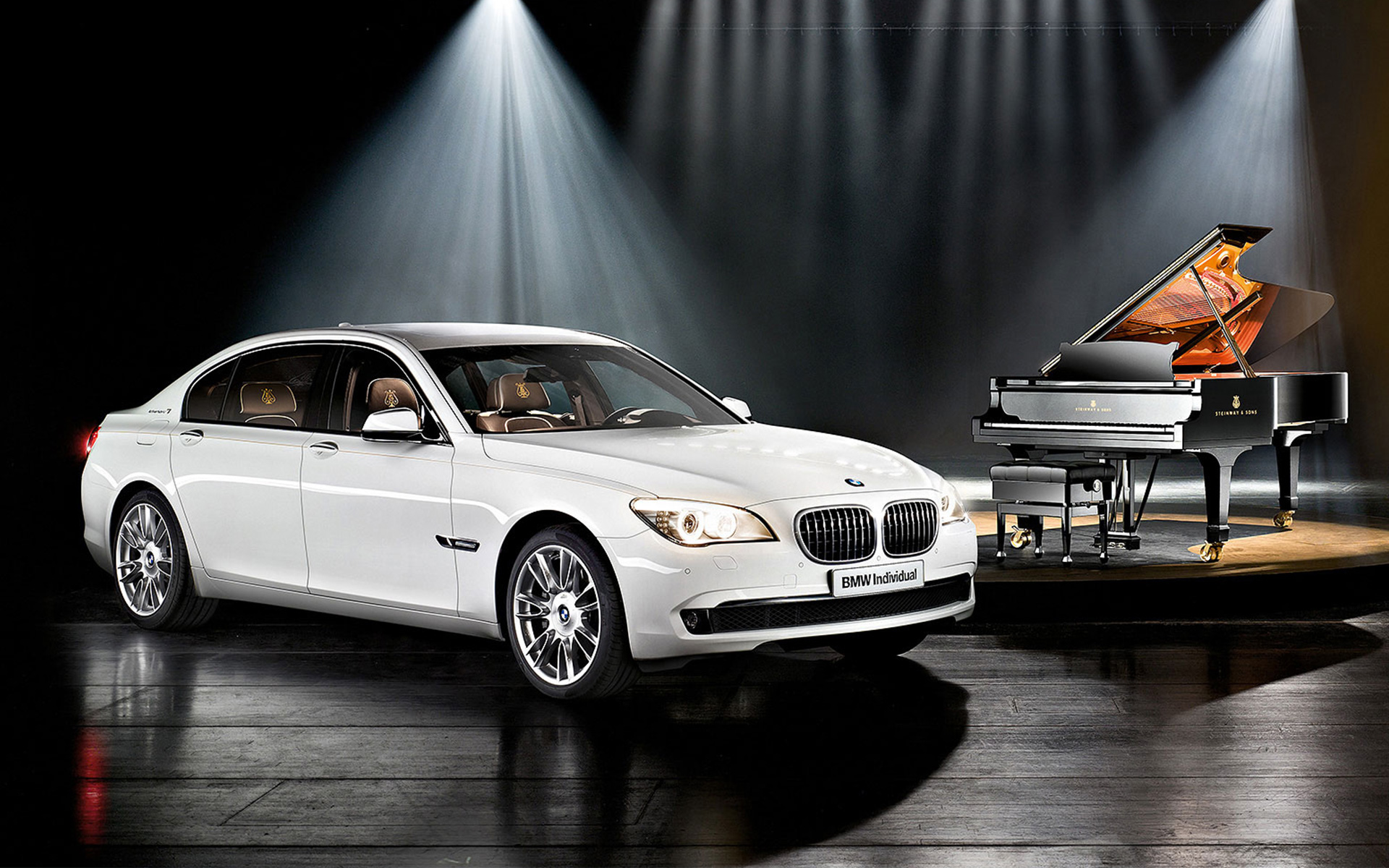 Imagine cu trei sferturi din partea laterală a BMW Individual Seria 7 inspirat de Steinway & Sons F01 2010, în faţa unui pian
