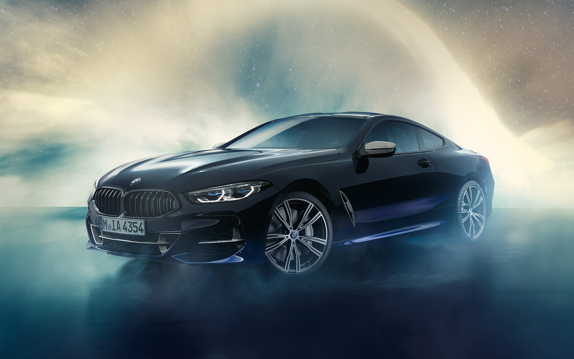 Imagine cu trei sferturi din partea frontală a BMW Individual M850i NIGHT SKY G15 2019, &icirc;n faţa unei ploi de meteoriţi