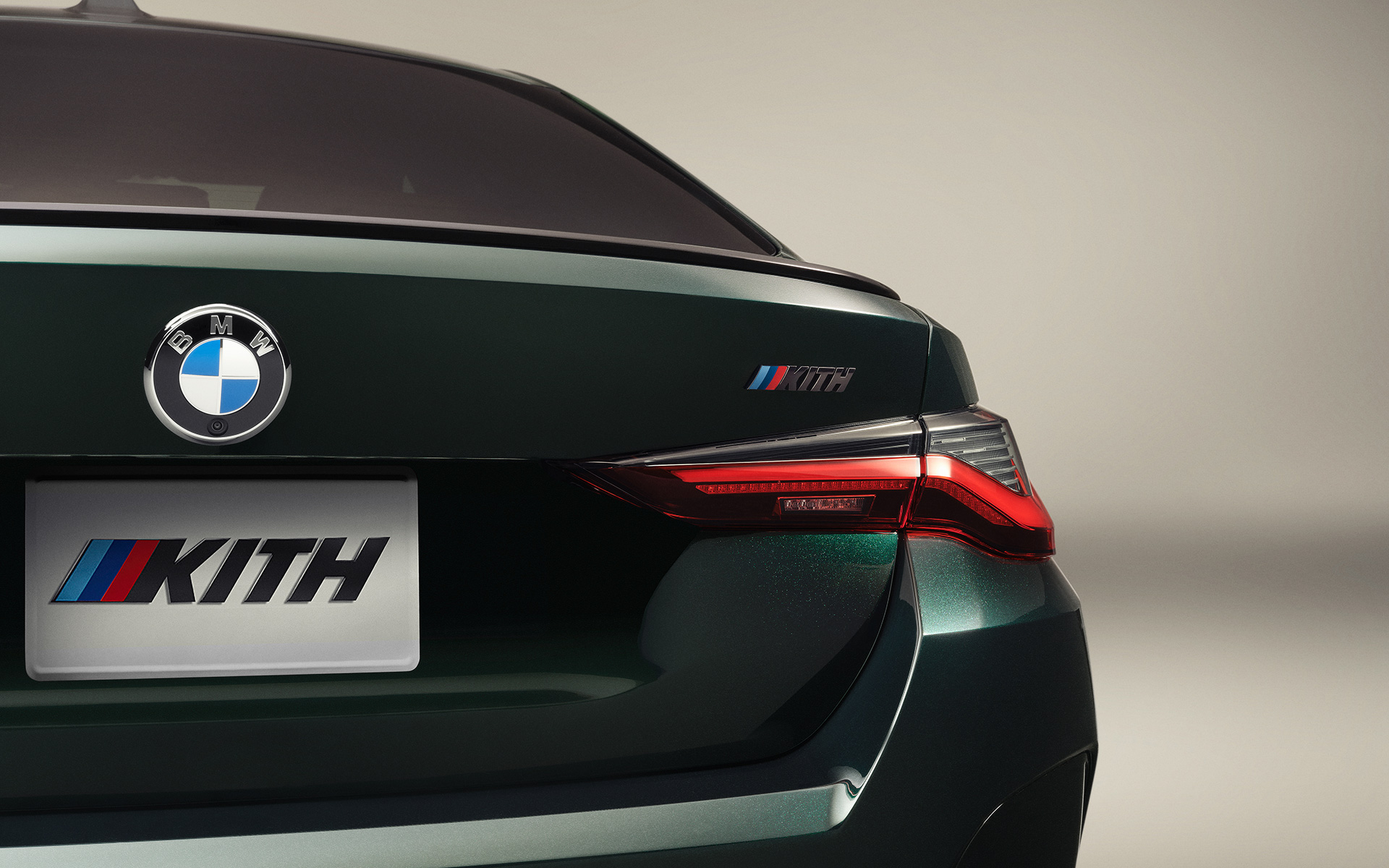 BMW i4 M50, emblemă spate KITH