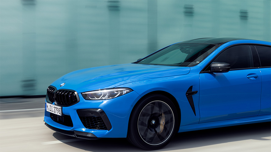 Imagine cu trei sferturi din partea laterală a BMW M8 Competition Coupé F92 2019, BMW Individual Albastru Voodoo în secţiune, rulând